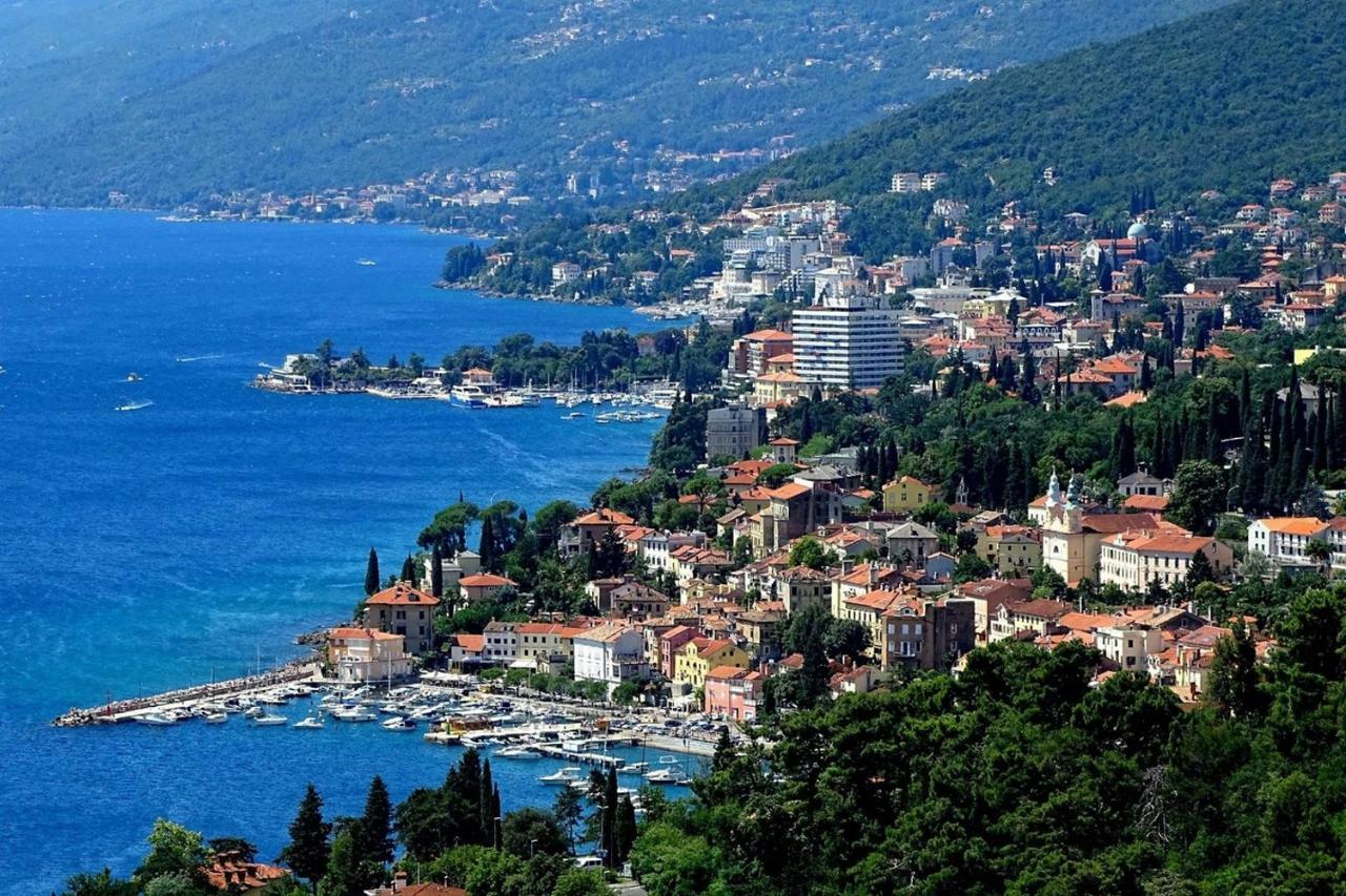 Ines, Cozy, Stunning View, Parking, Pet Friendly Apartman *