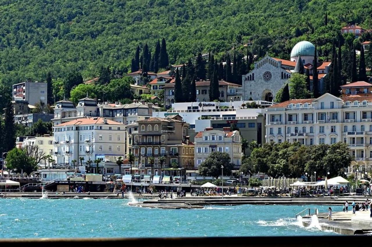 Ines, Cozy, Stunning View, Parking, Pet Friendly Apartment *